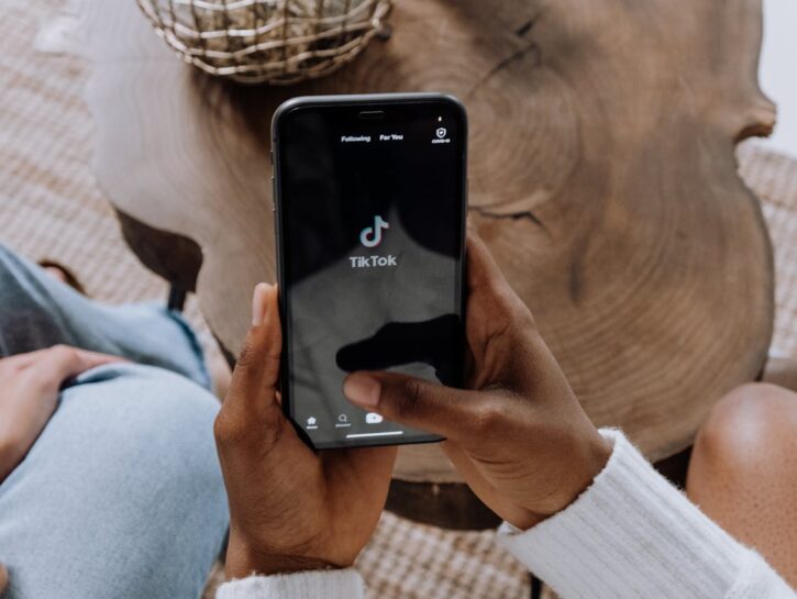 “Donne in abito maschile”: cos'è il trend che spopola su TikTok