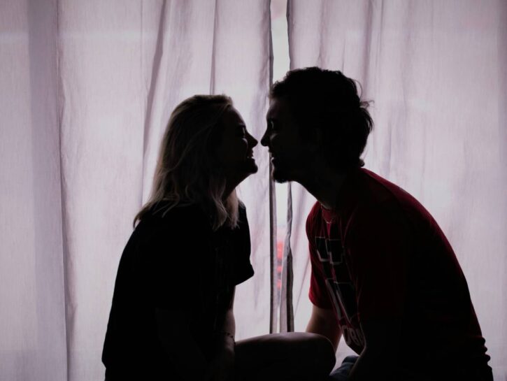 Chi tradisce di più tra uomini e donne?