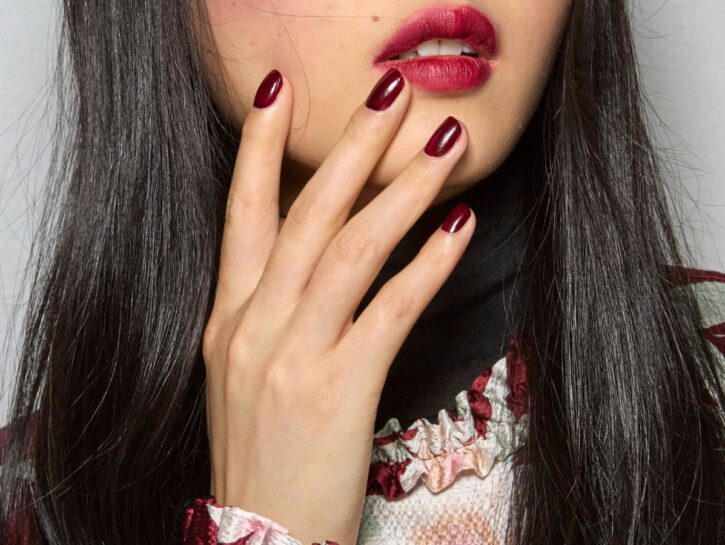 Oxblood nails: che cos'è il nuovo trend di TikTok
