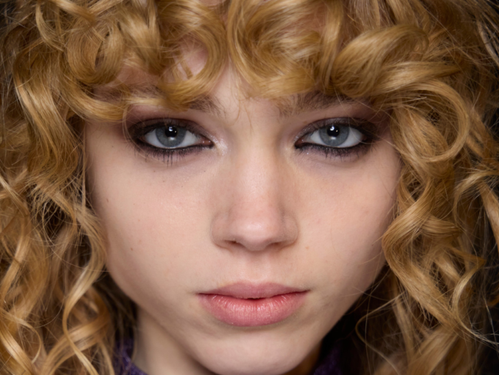 Come struccare gli occhi? Detergenti, balm e gesti anti-age