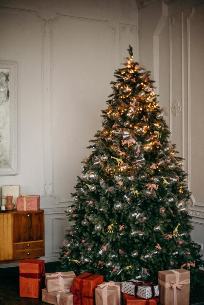 albero di natale elegante con pacchi regalo sotto 