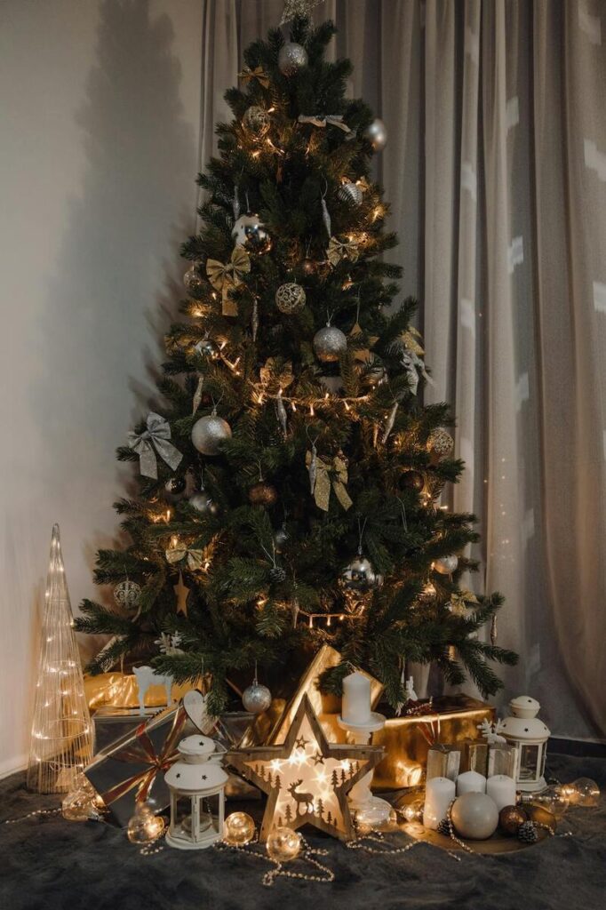 albero di Natale addobbato posizionato in salotto