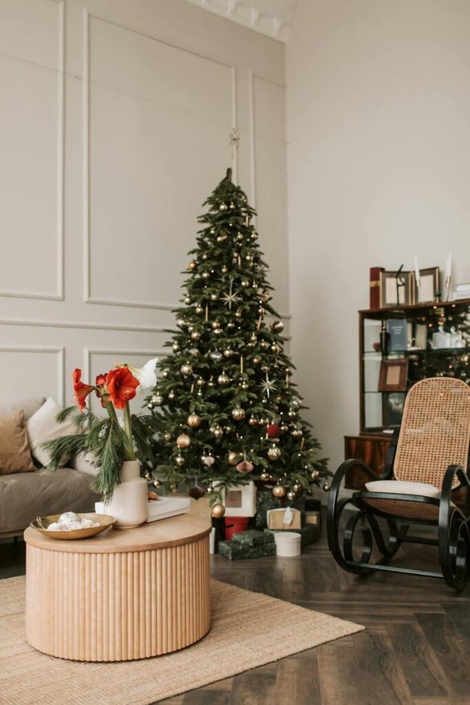 albero di natale molto elegante in salotto raffinato