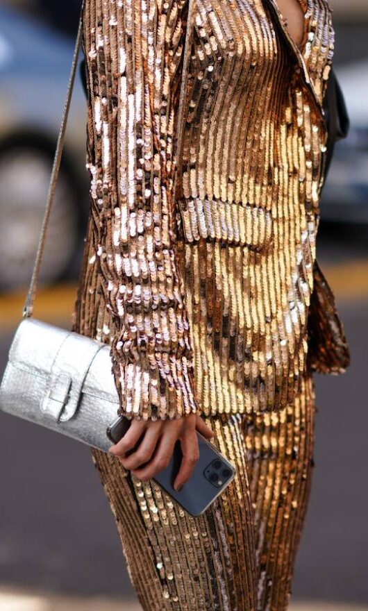 Come indossare le paillettes dopo i 50 anni? 5 idee moda per i tuoi look