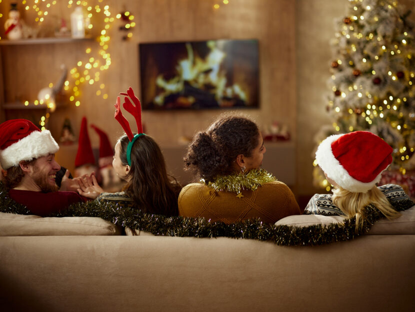amici sul divano guardano la tv
