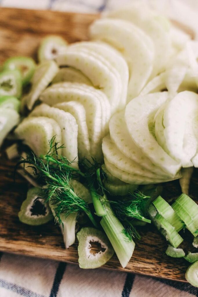 finocchi tagliati su tagliere