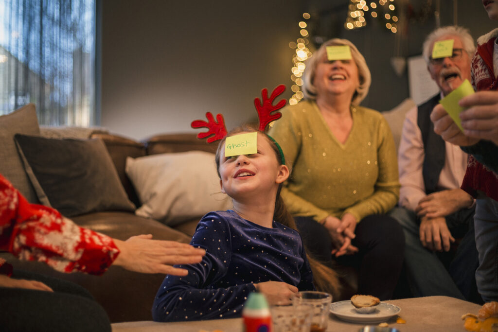 nonni e nipoti giocano a natale