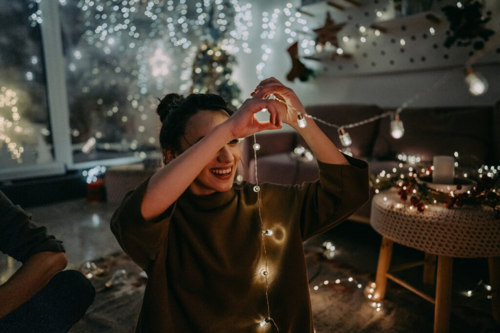 ragazza prepara luci di natale