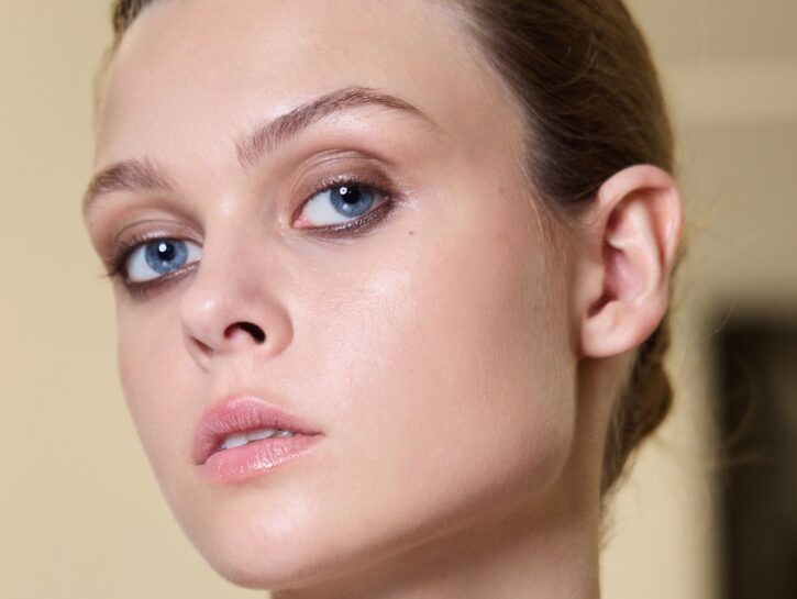 Mocha Mousse, colore Pantone 2025: le ispirazioni trucco più belle per occhi e labbra