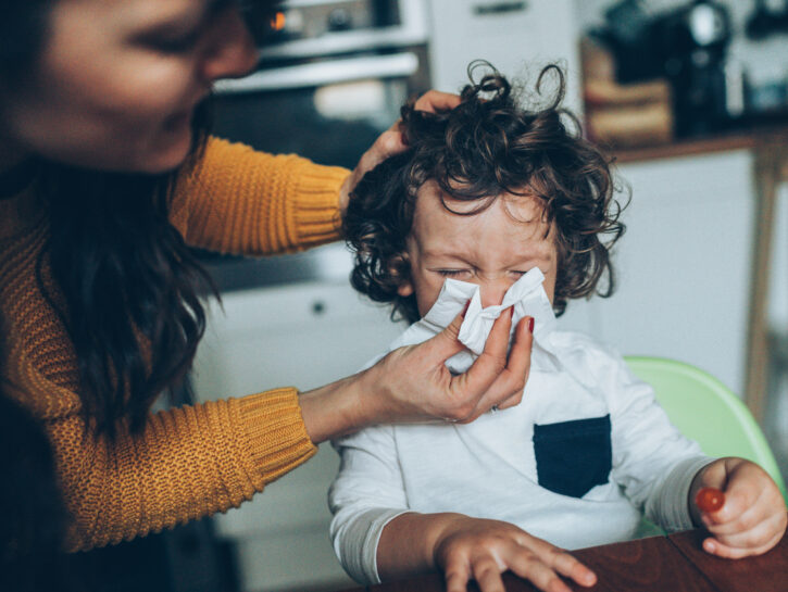 Come sconfiggere il raffreddore nei più piccoli: guida completa per i genitori