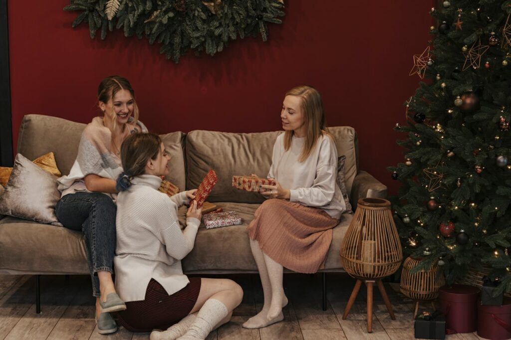 ragazze si scambiano i regali di natale