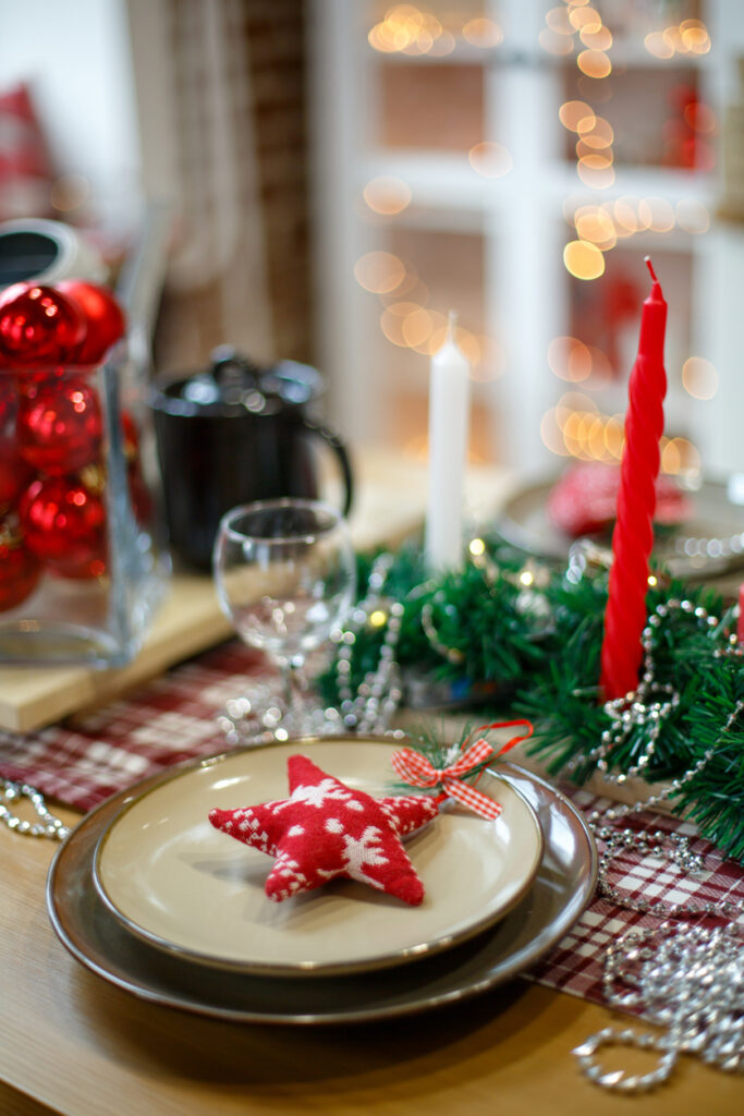 segnaposto di natale sul piatto in tavola