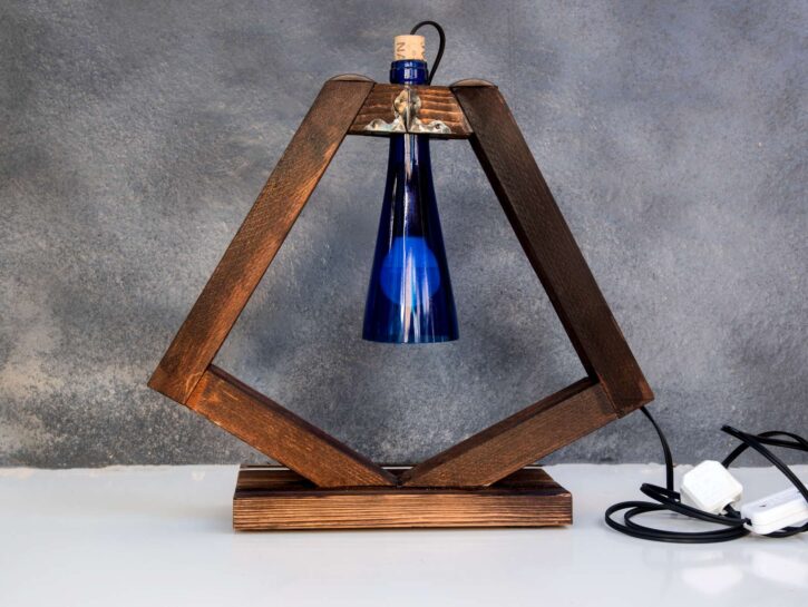 Costruire una lampada da tavolo con oggetti vintage