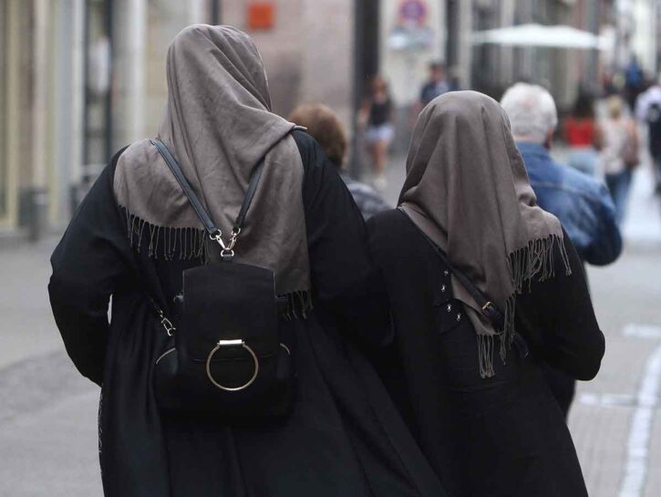 Lega, vietare il burqa a scuola e negli edifici comunali