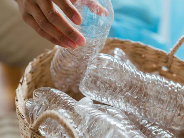 Cambia il colore delle bottiglie di plastica: ecco perché