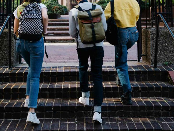 Gli rubano le scarpe in classe, la scuola: «Ingenuità indossarle»