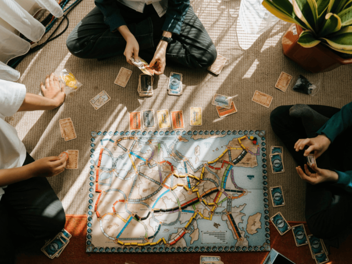Cronaca di una Gen Z ossessionata dai giochi da tavolo (e dei suoi amici)