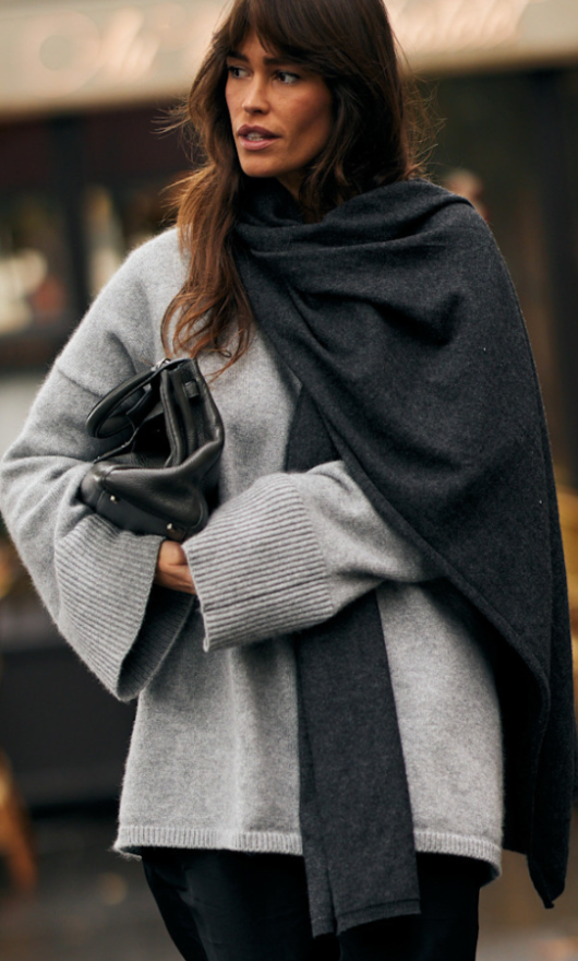 Guida al maglioncino grigio da comprare ora, alleato del transition style
