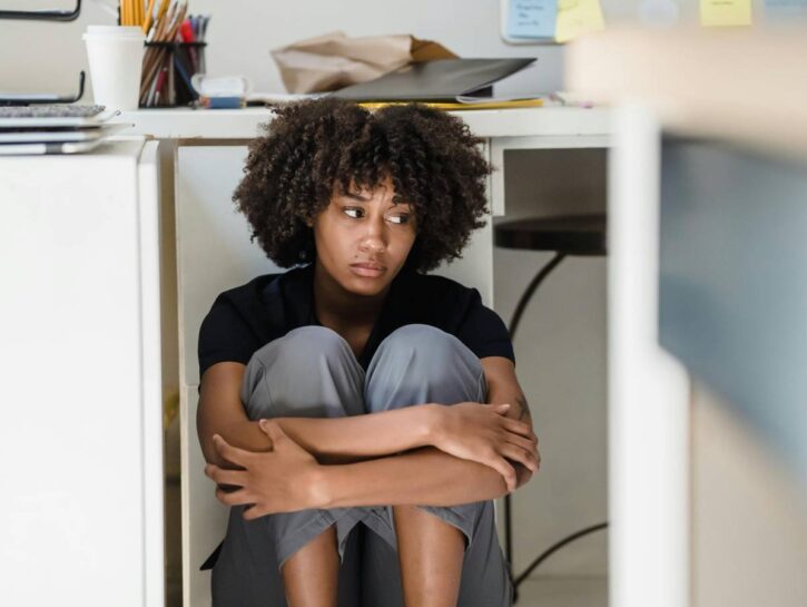 Costringere la moglie a non lavorare è maltrattamento