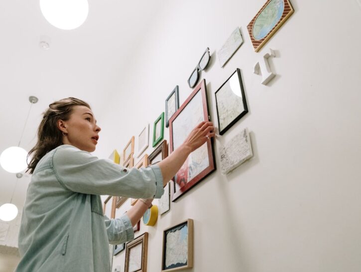 Cornici abbinate o spaiate? Il segreto per una parete effetto galleria