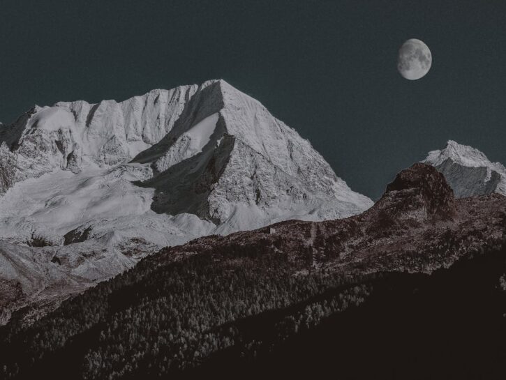 Patrimonio culturale a rischio: nell'elenco c'è anche la Luna