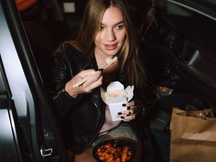 Mangiare in auto? Ecco perché i nutrizionisti dicono «no»