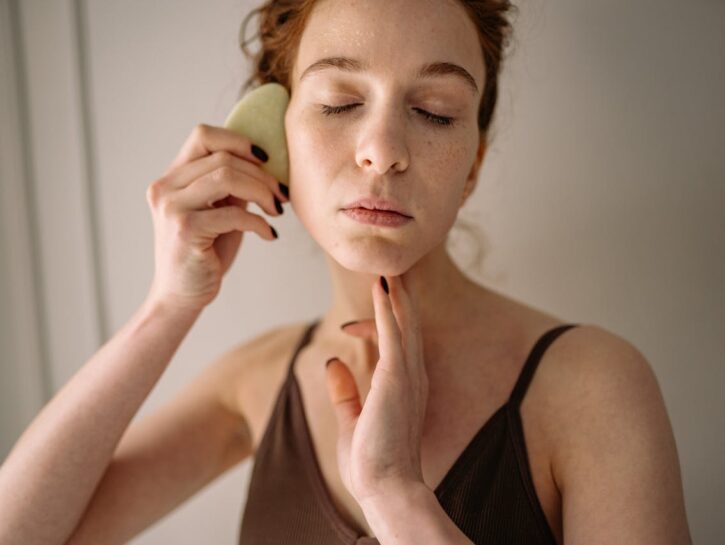 Massaggi facciali fai-da-te: il segreto per un viso tonico e luminoso