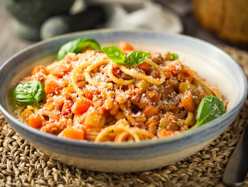 piatto di pasta sul tavolo
