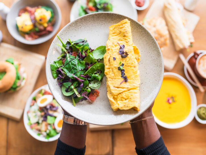 Rotolo di frittata ripieno al prosciutto e formaggio