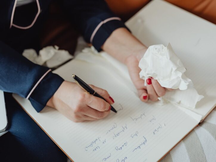 Scrivere una lettera d'amore all'ex: aiuta ad andare avanti?