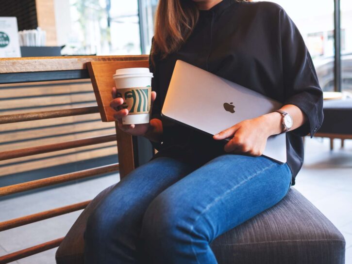 Starbucks, addio «porte aperte»: consumare sarà obbligatorio