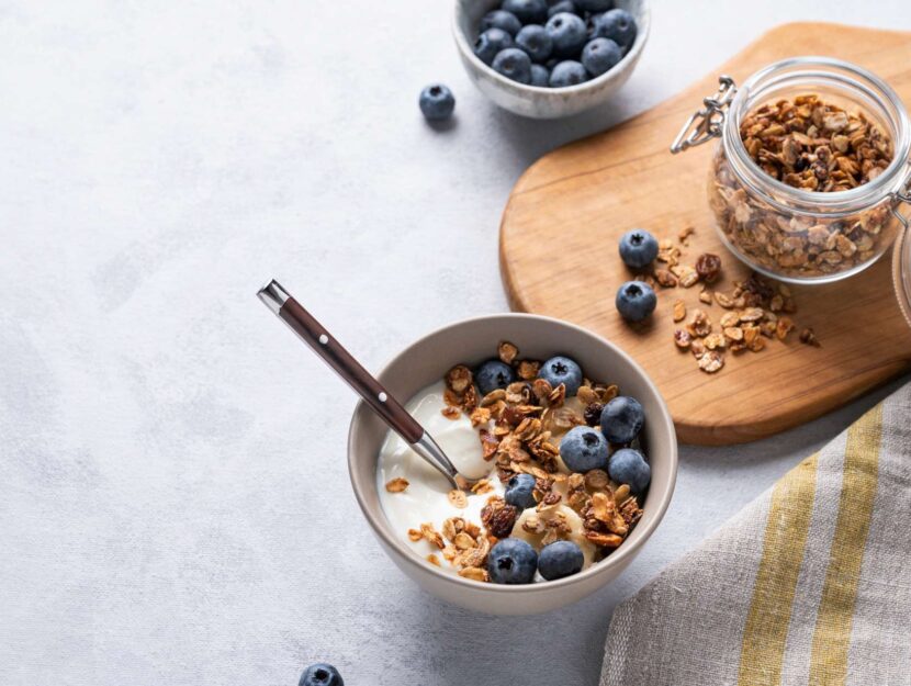 Coppette di yogurt con granola fatta in casa e frutta secca