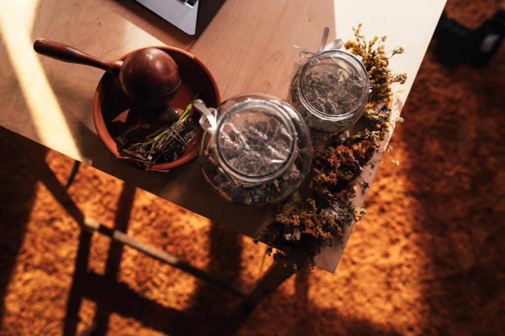 tazze e tisane poggiate su un tavolo