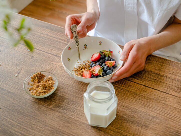 Coppette di yogurt con granola fatta in casa e frutta secca