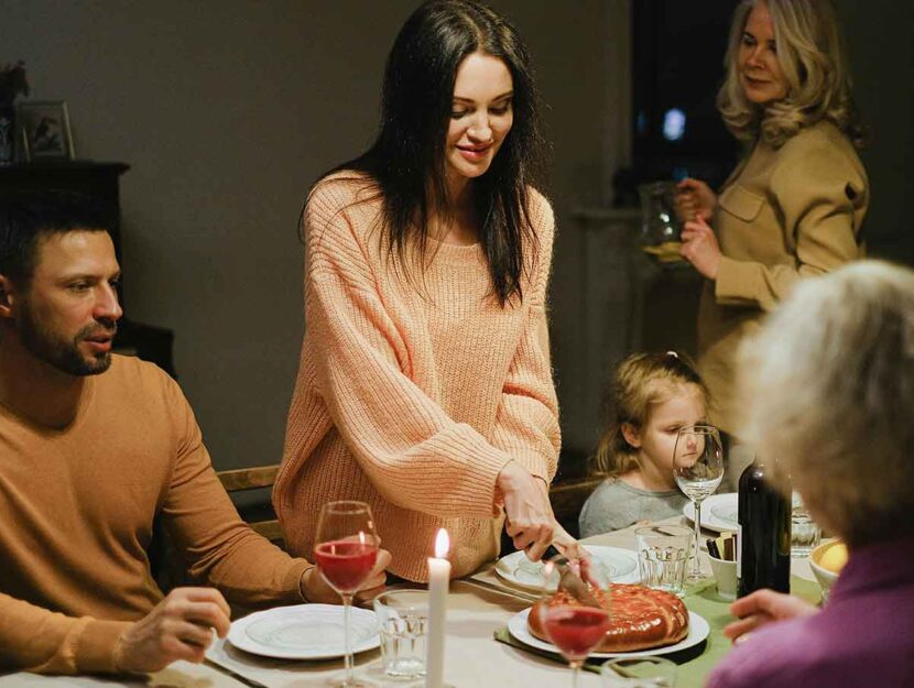 Famiglia con dolci sulla tavola a fine cena