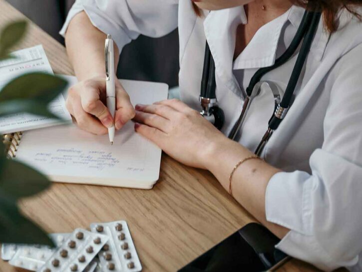 Si dimette medico di base star dei social: «Sono in burnout»