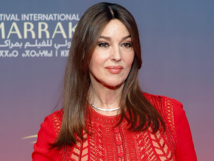 Monica Bellucci rinnova il look e punta sul castano chiaro