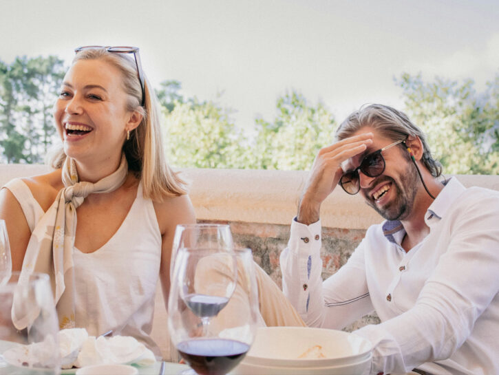 La felicità è a forma di U: ecco perché dopo i 55 anni si è più felici