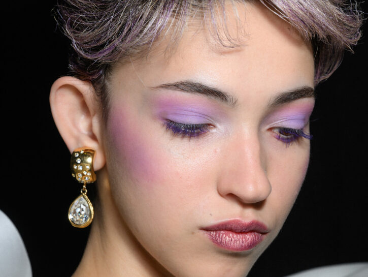Trucco viola di tendenza nel 2025: a sorpresa non solo per gli occhi