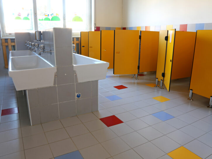 Scuola, la metà degli studenti senza sapone e carta igienica