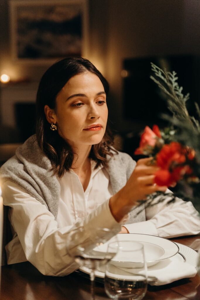ragazza a cena da amici