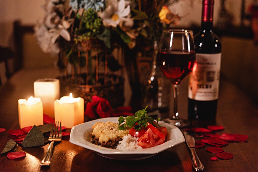 tavola apparecchiata per cena romantica
