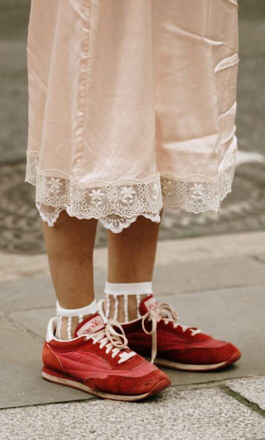 Come abbinare le sneakers colorate a tutte le età
