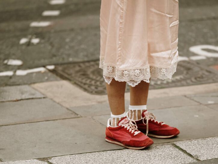 Come abbinare le sneakers colorate a tutte le età