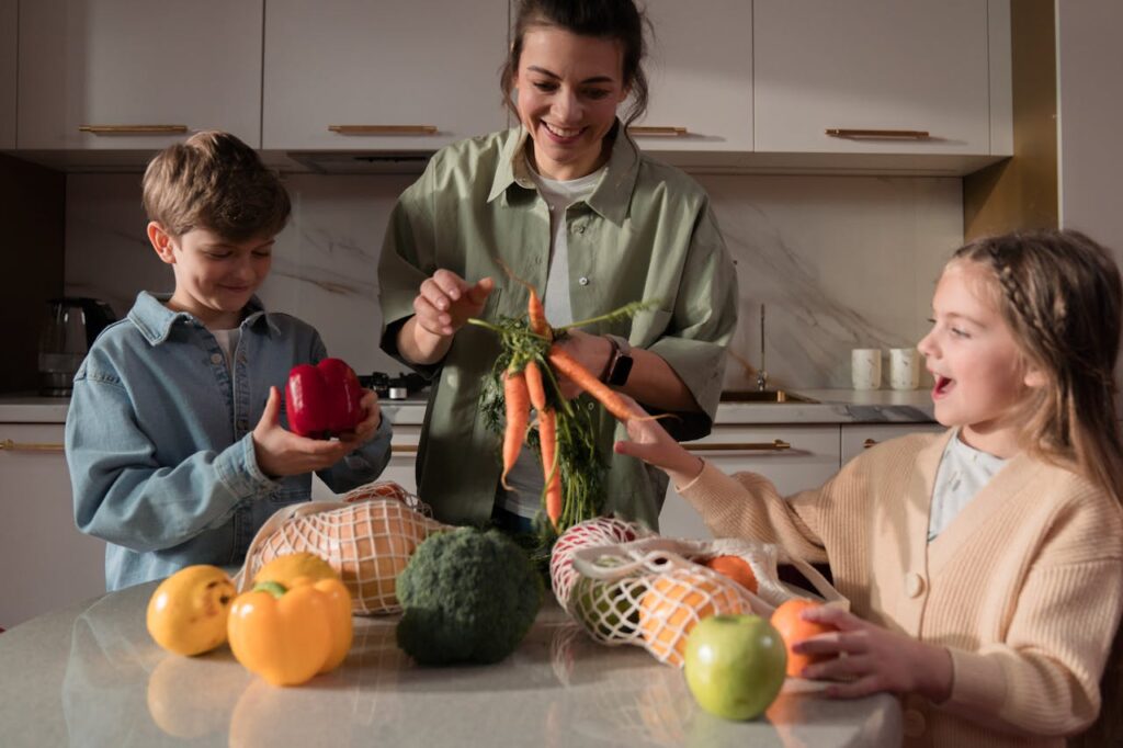 mamma con figli che guardano le verdure appena comprate