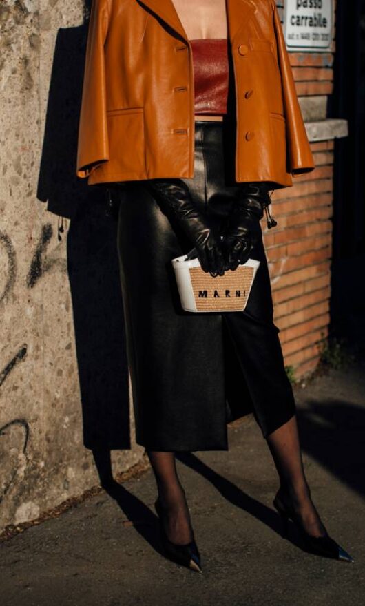 Shopping: la gonna a tubino nera è il must-have da comprare ora