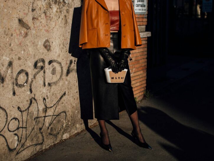Shopping: la gonna a tubino nera è il must-have da comprare ora