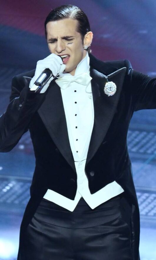 I guanti sono l'accessorio feticcio (e la tendenza moda) dei look di Sanremo 2025