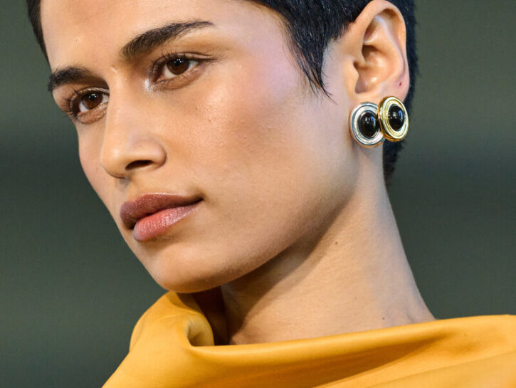 Pelle più luminosa e nutrita: perché usare l’olio di rosa canina