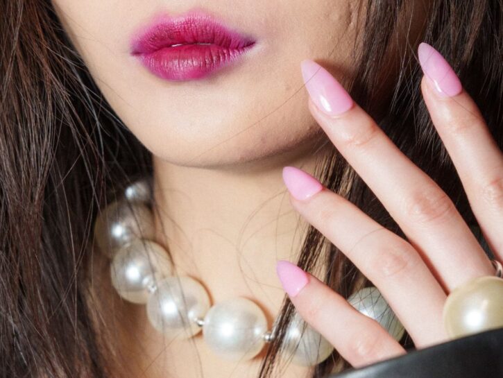 La manicure di primavera ha colori pastello